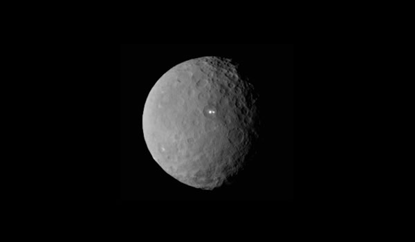 谷神星上的神秘亮斑 仅仅是冰反射太阳光造成的吗? 求真相！ 第1张